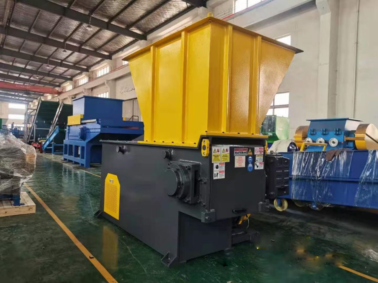 我们的塑料撕碎机工厂:我们的迷你废塑料撕碎机双轴照片:采用微电脑